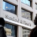 Ο S&P επιβεβαίωσε το ελληνικό αξιόχρεο στη βαθμίδα ΒΒΒ, προβλέποντας πρωτογενή πλεονάσματα, ανάπτυξη και περαιτέρω αποκλιμάκωση του χρέους.