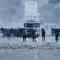 Σε έκρυθμη κατάσταση παραμένει η Αλβανία μετά τις άγριες συγκρούσεις στα Τίρανα - Νέες συγκεντρώσεις φοιτητών, επιμένει σε διάλογο ο Ράμα.