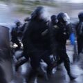 Πάνω από 1.300 συλλήψεις στη Γαλλία μετά τις νέες μαζικές διαδηλώσεις κατά της ακρίβειας, με συγκρούσεις και τραυματισμούς αστυνομικών.