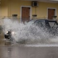 Αυτοκίνητο σε πλημμυρισμένο δρόμο