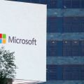 Η Microsoft προτείνει εθελούσια έξοδο σε εργαζόμενους τεσσάρων χωρών, ενώ ενισχύει τις επενδύσεις της σε κέντρα δεδομένων και τεχνητή νοημοσύνη.