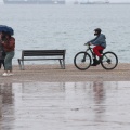 Πολίτες εν μέσω βροχής στην παραλία της Θεσσαλονίκης
