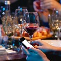 Χρήση κινητού τηλεφώνου σε γεύμα στο εστιατόριο