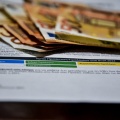 Τιμολόγιο ρεύματος και χρήματα πάνω σε αυτό