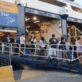 Πολίτες ετοιμάζονται για την επιβίβαση τους σε πλοίο