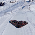 Σκιέρ σχημάτισαν μία καρδιά στο χιόνι για τα θύματα της τραγωδίας στο Κραν-Μοντανά