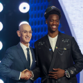 NBA Draft 2026: Ο ΈΙ Τζέι Ντιμπάντσα στο νούμερο 1 – Όλες οι επιλογές στον α’ γύρο της διαδικασίας