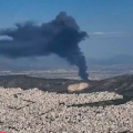 Μαύρος καπνός πάνω από τον Ασπρόπυργο από τη φωτιά στον χώρο της επιχείρησης