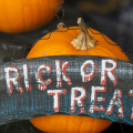 Πώς γεννήθηκε το «Trick or Treat»; Η ιστορία πίσω από το πιο διάσημο έθιμο του Halloween
