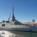  Υψώθηκε η ελληνική σημαία στη φρεγάτα Belharra «Νέαρχος» - Αρχές Δεκεμβρίου στη Σαλαμίνα