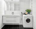 Μπάνιο με λευκά πλακάκια και λευκό πλυντήριο ρούχων