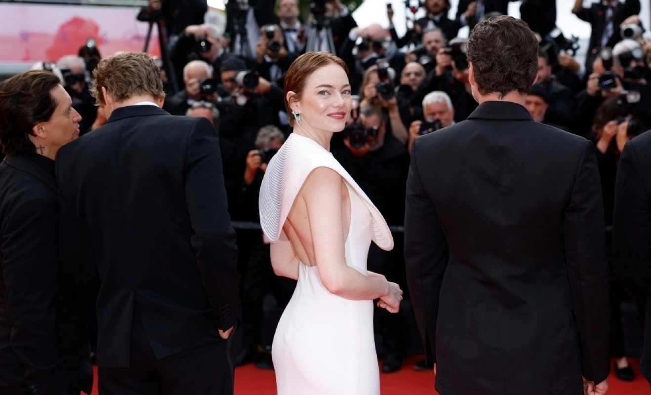 Pantone 2026: Το Cloud Dancer στα πιο stylish looks των celebrities