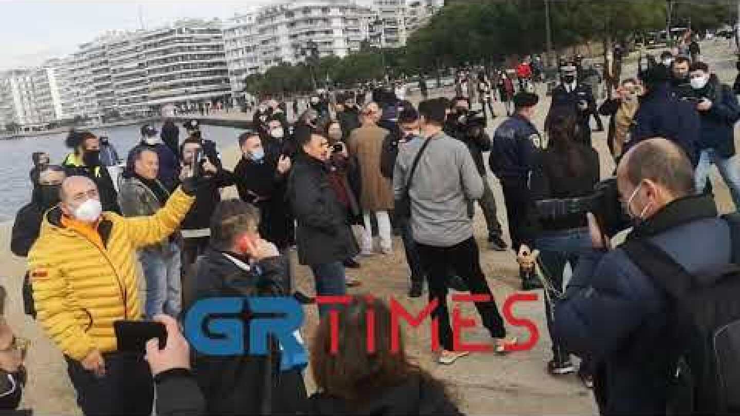 Ένταση στον Λευκό Πύργο - Άτομα έριξαν τον Σταυρό - GRTimes.gr