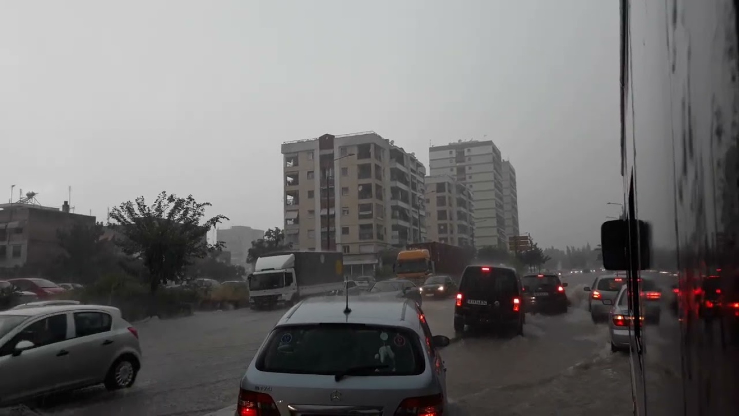 Thestival.gr Ακινητοποιημένα οχήματα και λεωφορεία στην οδό Λαγκαδά λόγω της βροχόπτωσης