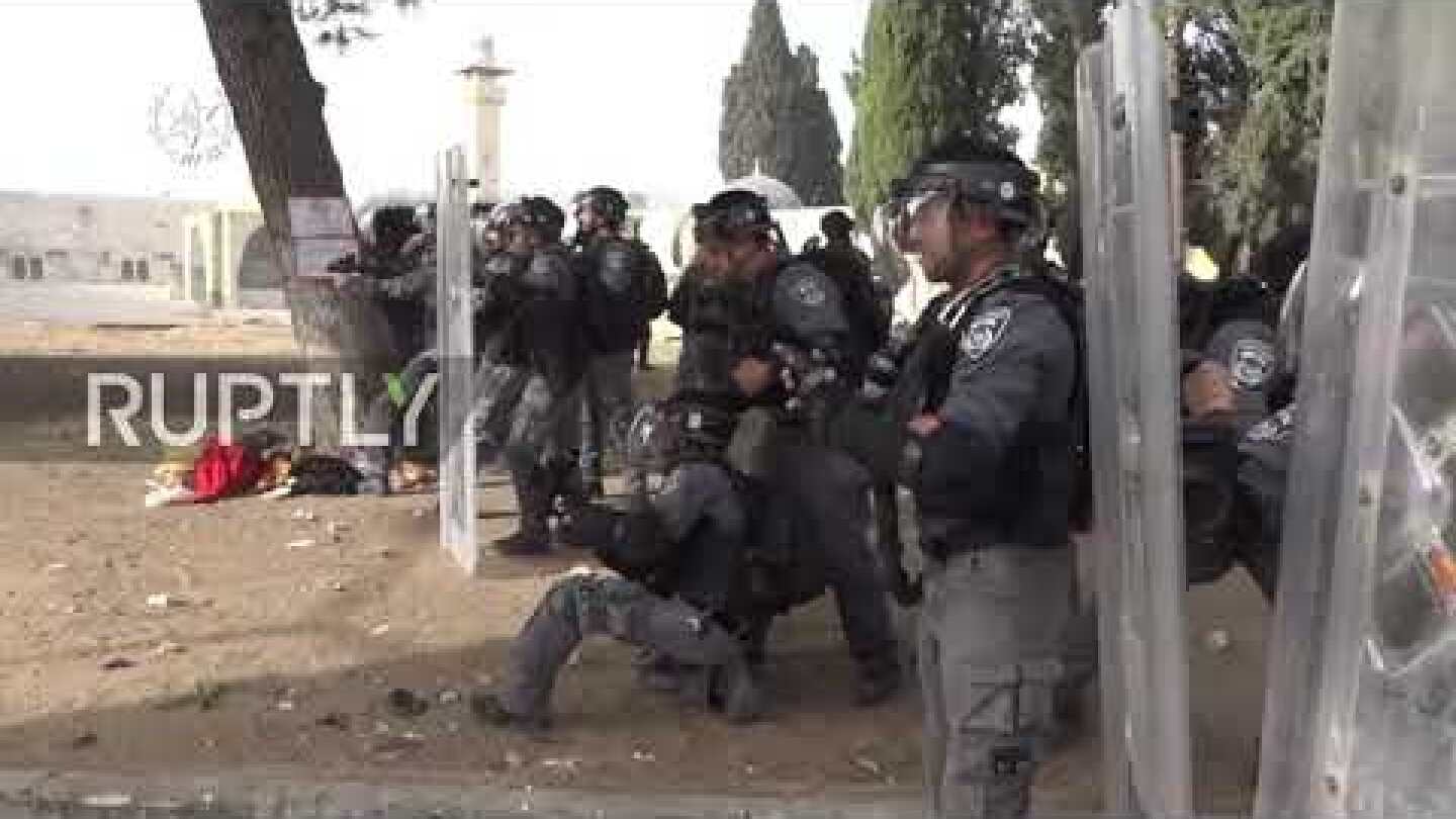 East Jerusalem: Police and protesters clash after Temple Mount closed on Jerusalem Day