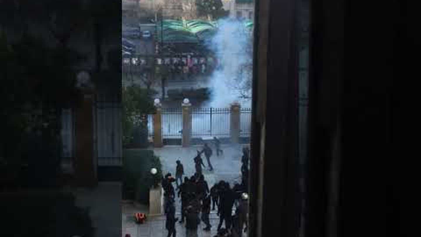 Επίθεση κουκουλοφόρων κατά αστυνομικών στο Οικονομικό Πανεπιστήμιο Αθηνών