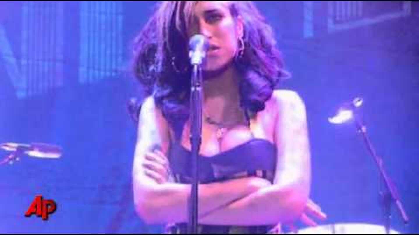 Winehouse Booed Off Stage in Serbia