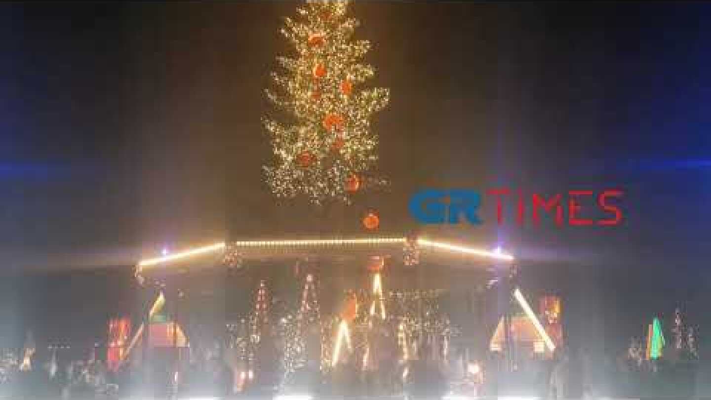 Άναψε το Χριστουγεννιατικο δέντρο στην Αριστοτέλους - GRTimes.gr