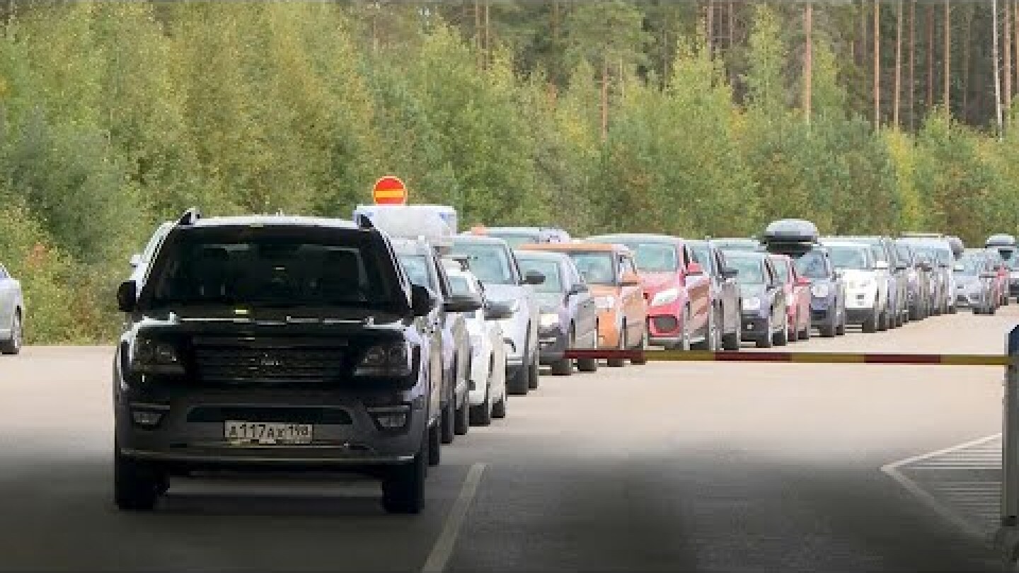 Long line of cars at the Finland-Russia border | AFP
