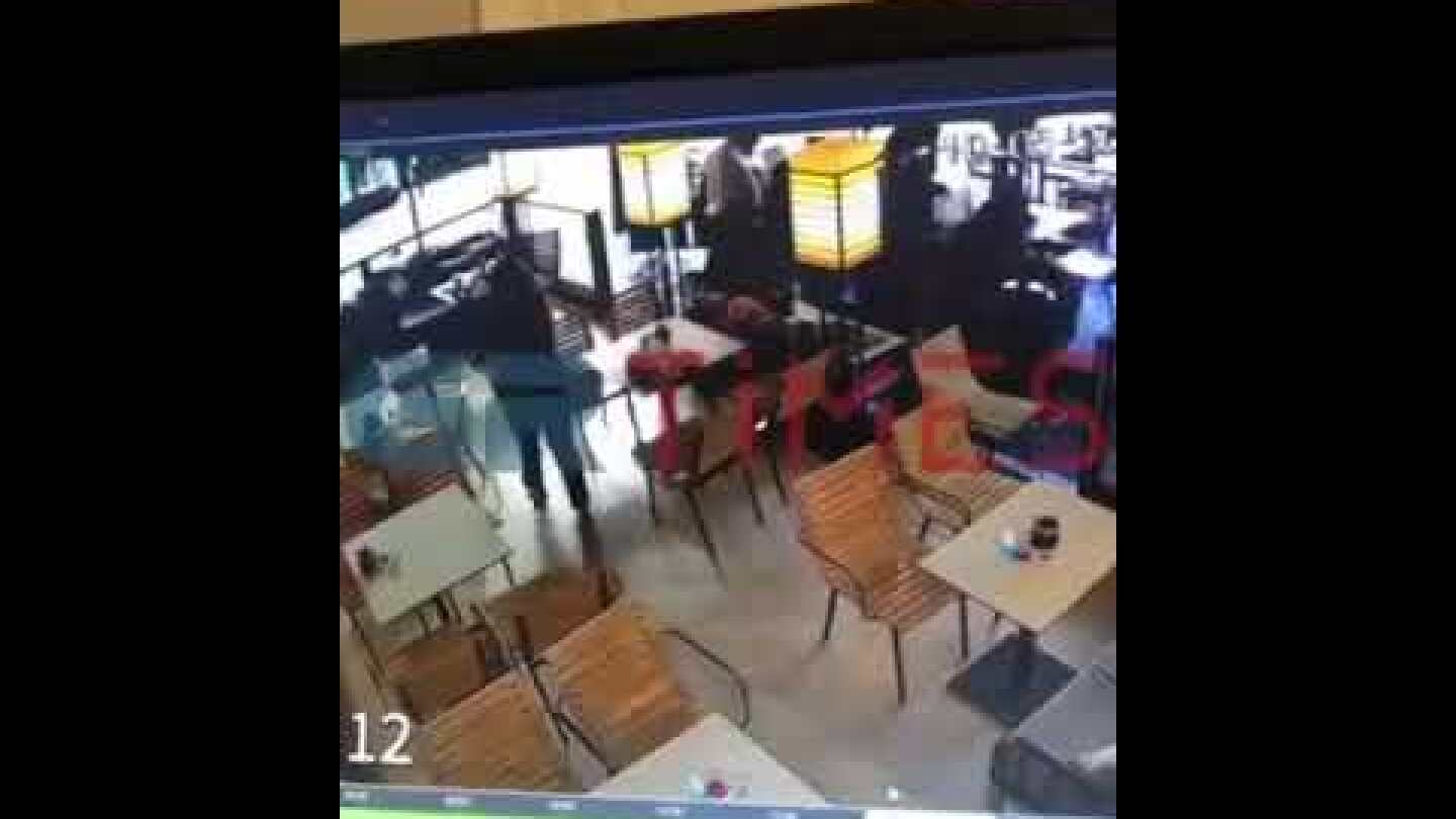 Κατερίνη-Συγκλονιστικό βίντεο: Πώς αστυνομικός σώζει νεαρή κοπέλα σε καφετέρια