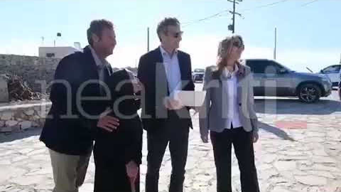 Γιαγιά από τη Γαύδο αιφνιδιάζει τον Κυριάκο Μητσοτάκη με αγκαλιές και μια φωτογραφία του πατέρα του