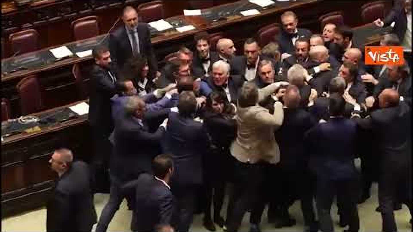 Rissa alla Camera, Donno (M5S) finisce a terra colpito da un deputato leghista