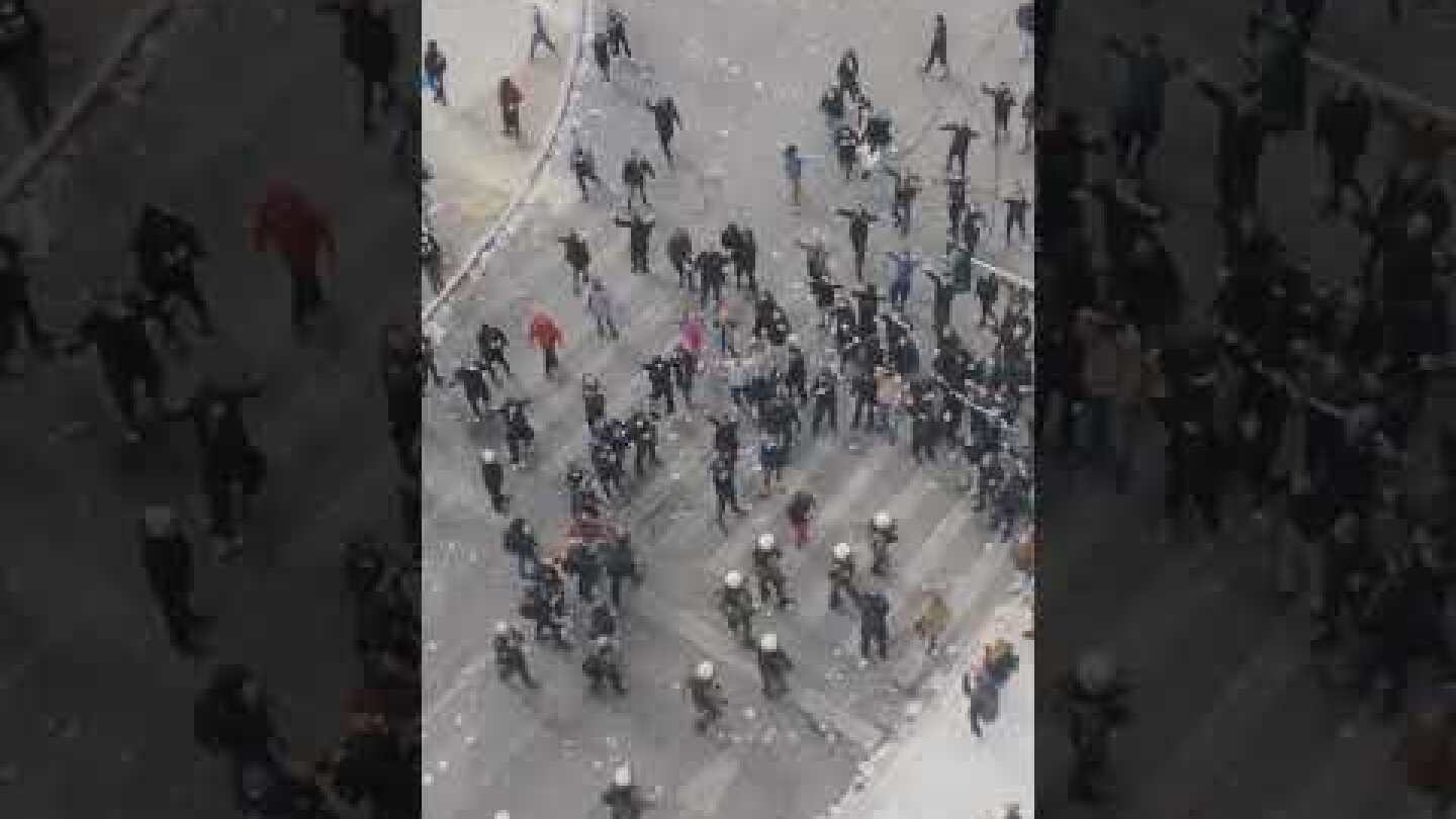 Συγκέντρωση για Τέμπη: Διαδηλωτές με υψωμένα χέρια προσεγγίζουν τους αστυνομικούς| NEWS 24/7