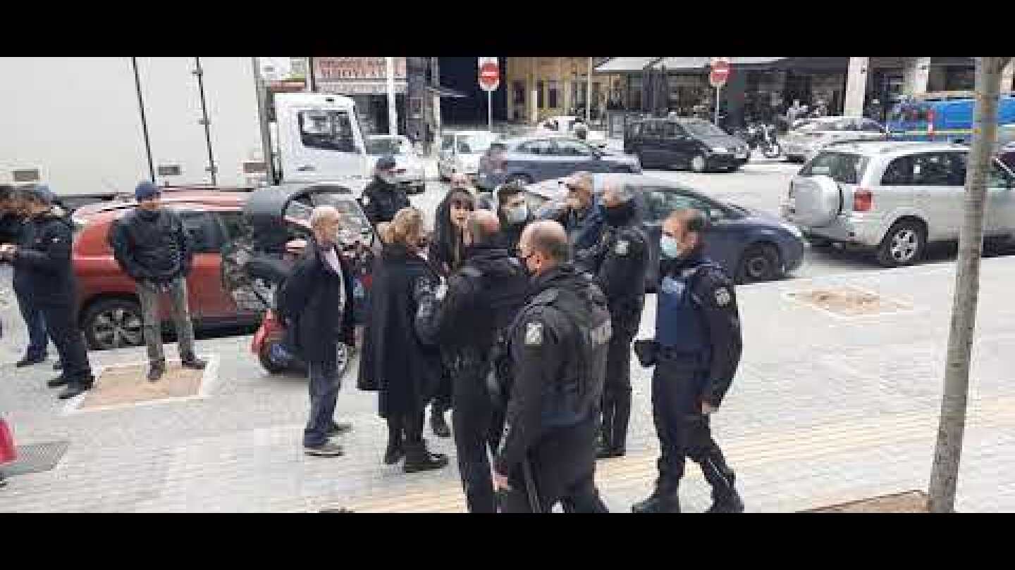 Thestival.gr Συγγενείς και φίλοι της 49 χρονης έξω από το Δικαστικό Μέγαρο