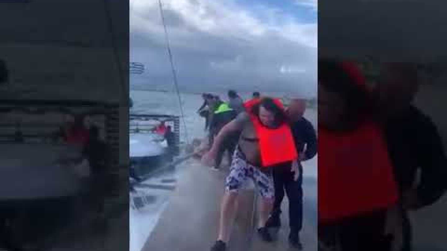Άλιμος: Kαρέ καρέ η δραματική διάσωση των επιβατών του καταμαράν που τσακίστηκε στα βράχια
