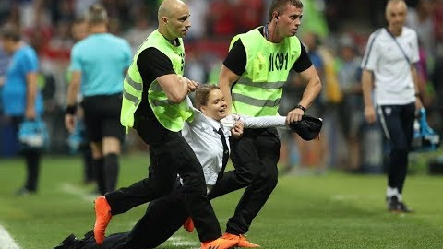 2018 World Cup final: Pitch invaders interrupt France vs. Croatia match in Russia  | 15/07/2018