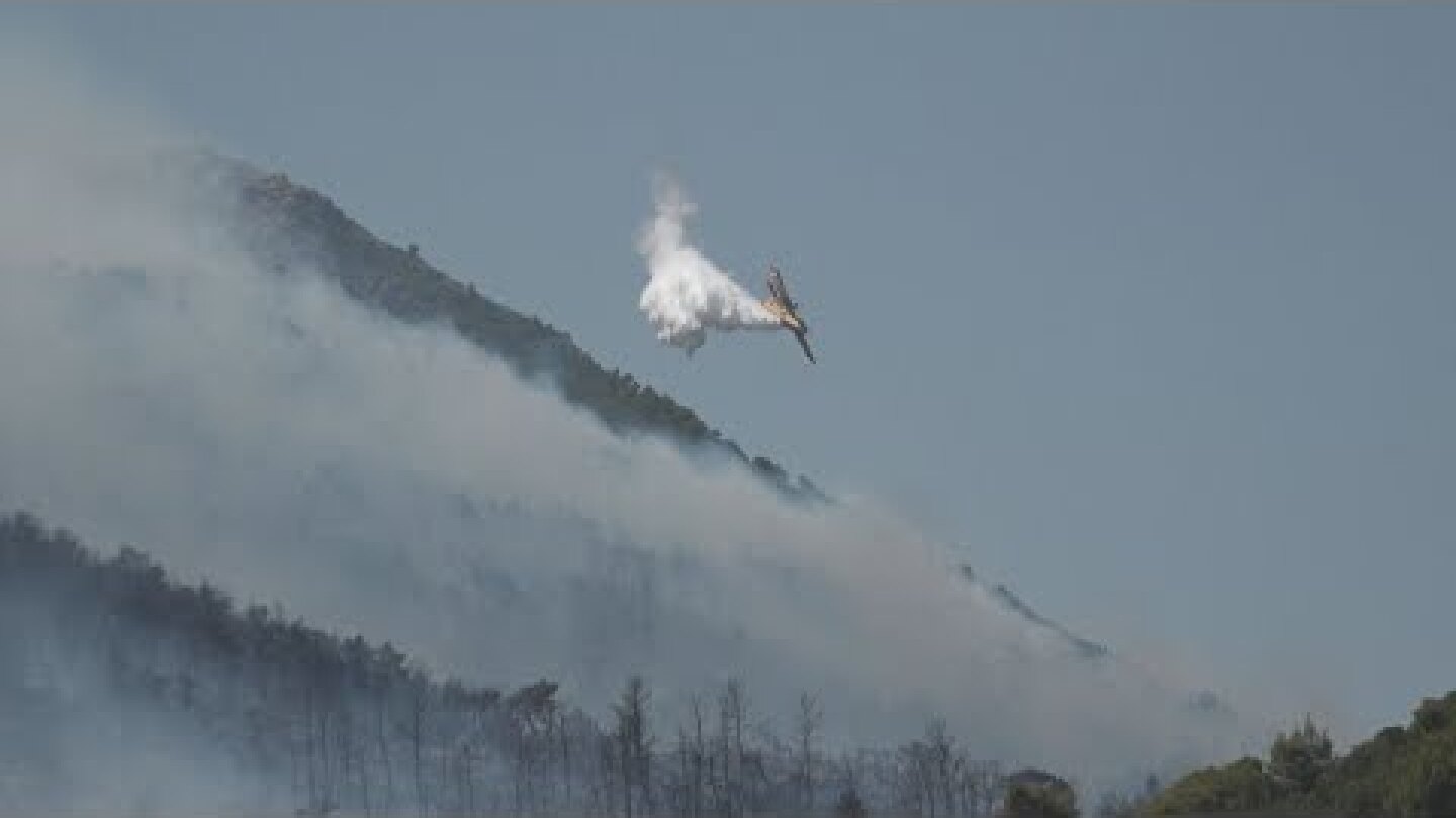 Φωτιά στα Βίλια: Ισχυροί άνεμοι στην περιοχή