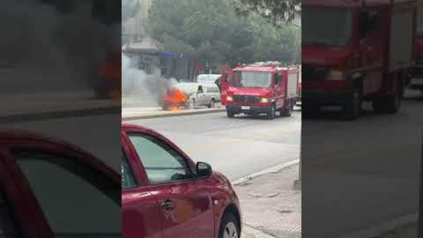 Συγγρού: Νεκροφόρα πήρε φωτιά στη μέση του δρόμου (2)