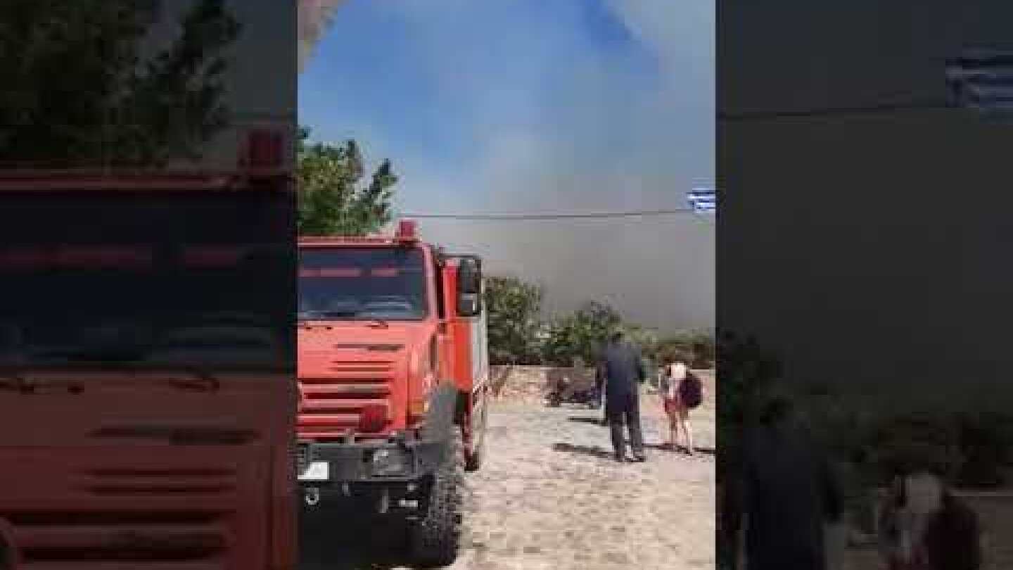 Ελαφόνησος: Αναζωπύρωση της φωτιάς - Εκκένωση κάμπινγκ, ξενοδοχείων