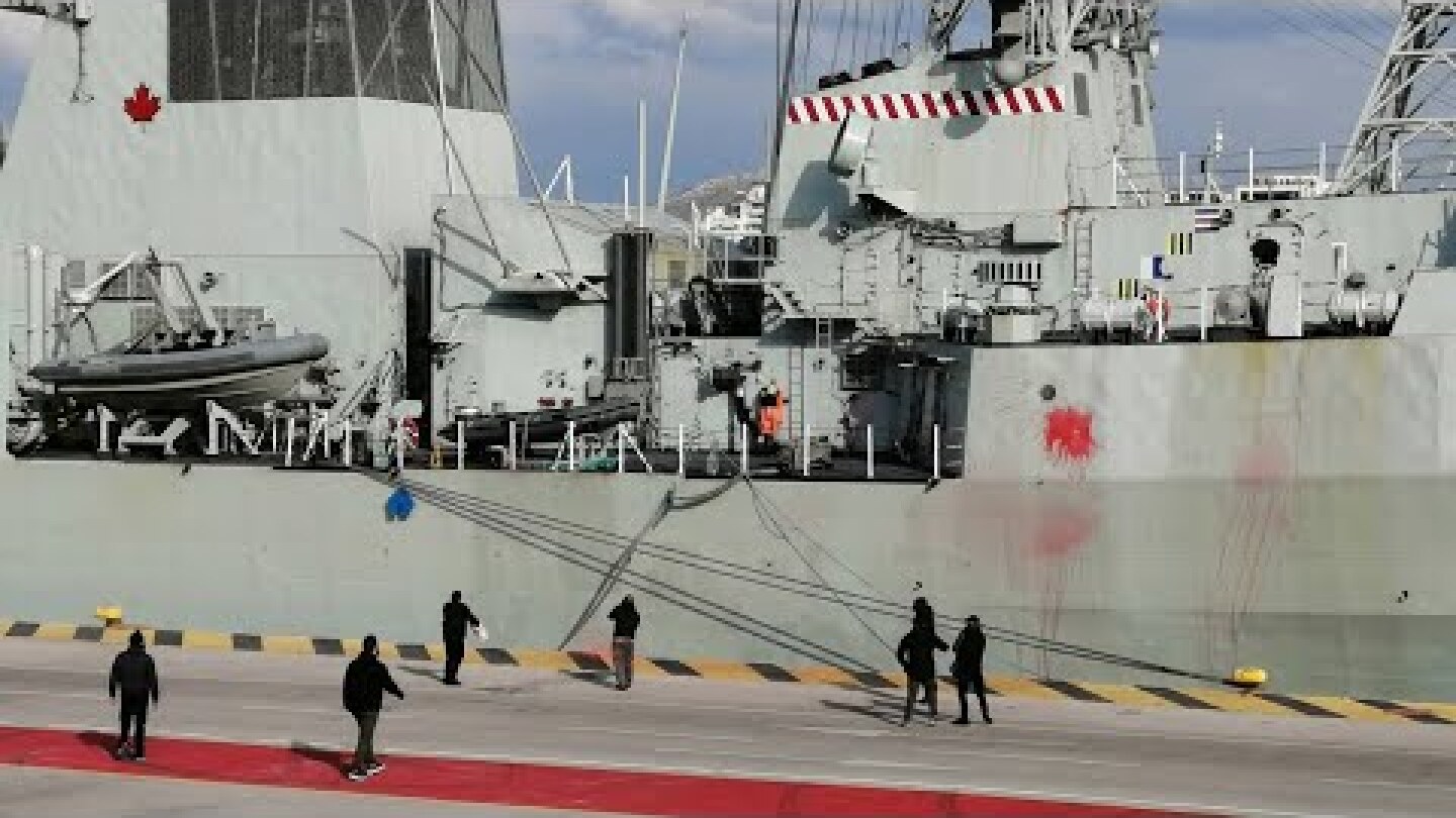 Μέλη του ΚΚΕ και της ΚΝΕ «στόλισαν» με κόκκινη μπογιά τις ΝΑΤΟικές φρεγάτες στο λιμάνι του Πειραιά