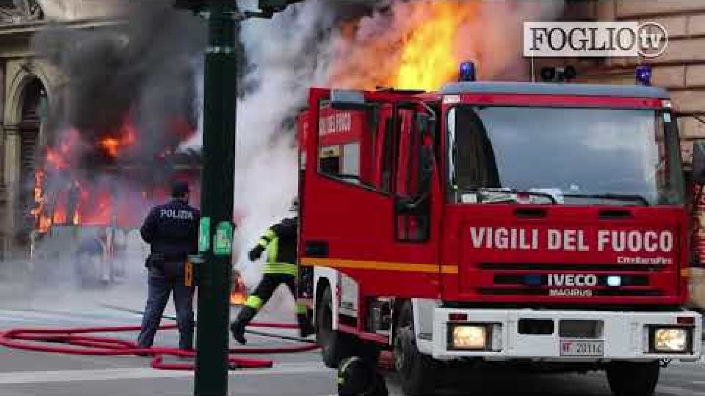 Bus in fiamme nel centro di Roma