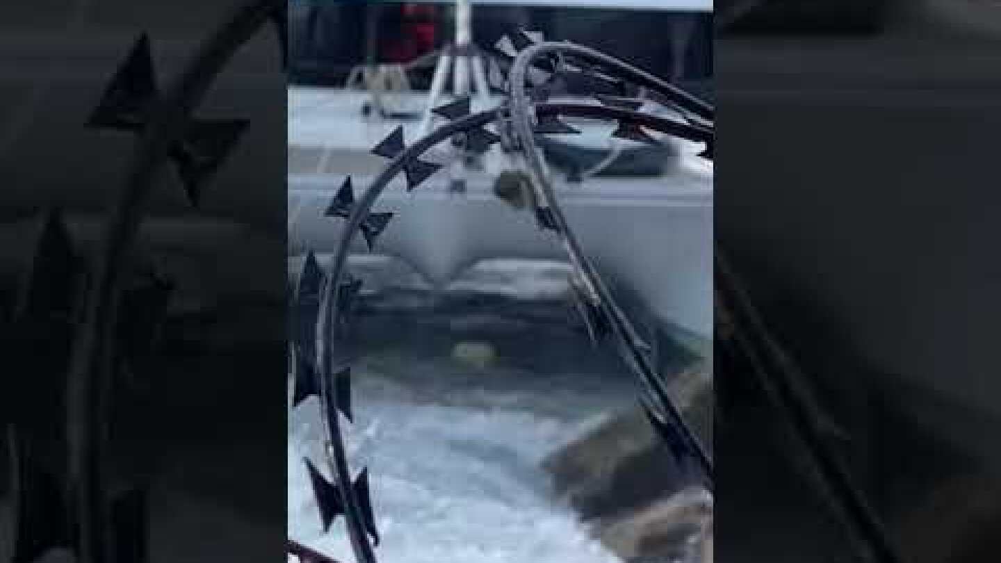 Άλιμος: Καταμαράν τσακίστηκε πάνω στα βράχια