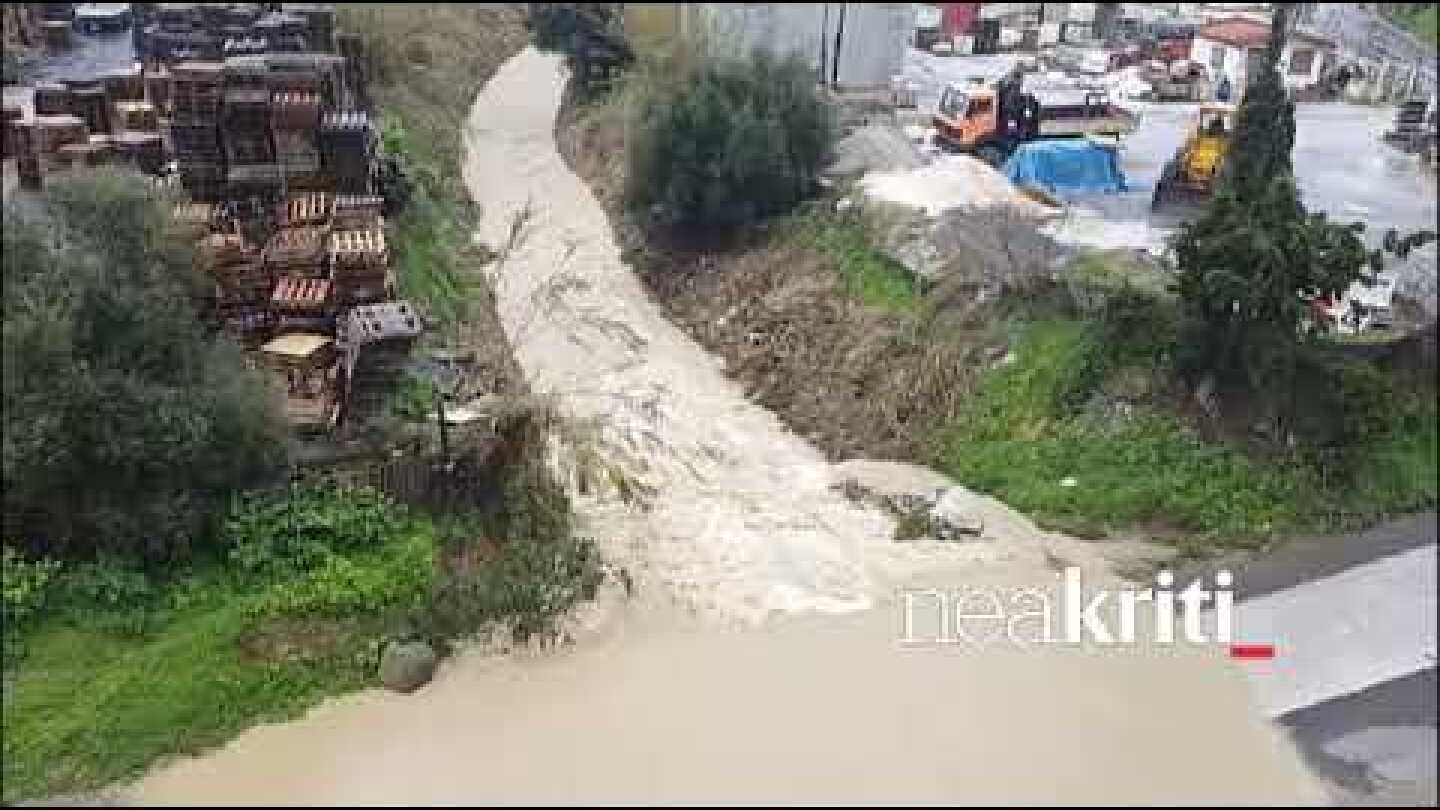 Χείμαρρος «έκοψε» στα δύο το δρόμο κάτω από τη γέφυρα του Κατσαμπά