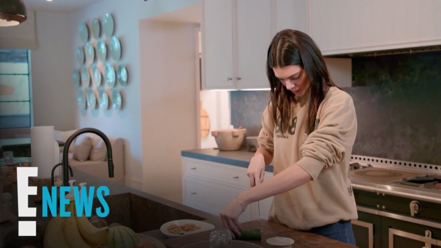 Kendall Jenner Confuses Fans With How She Cuts Cucumber | E! News