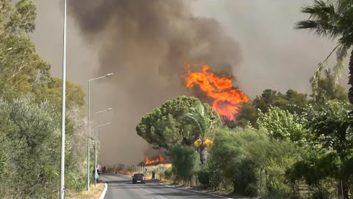 Μαίνεται η φωτιά στην Αχαΐα - Εκκενώνονται οικισμοί