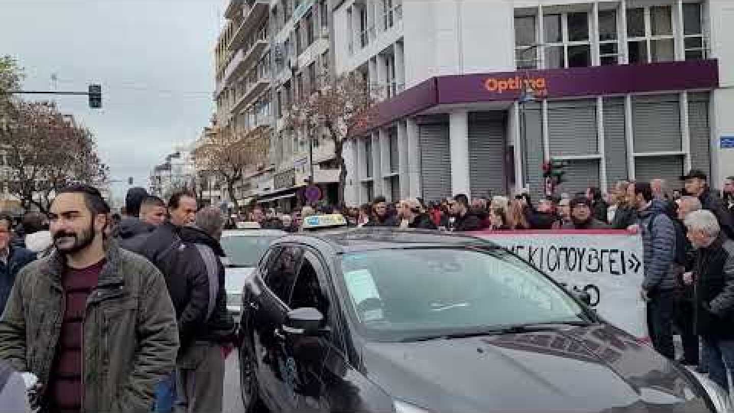 Ταξί διασχίζουν την απεργιακή συγκέντρωση της Λάρισας