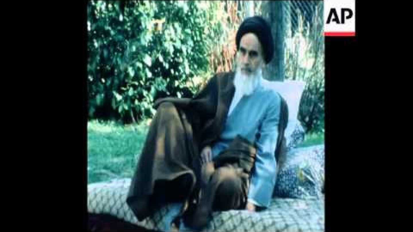 SYND 13 10 78 IRANIAN STUDENTS GATHER IN PARIS TO SEE EXILED LEADER KHOMEINI