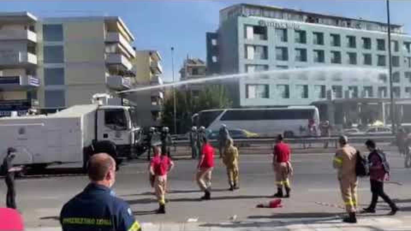 Επεισόδια έξω από το Υπουργείο Πολιτικής Προστασίας - Ένας τραυματίας εποχικός πυροσβέστης