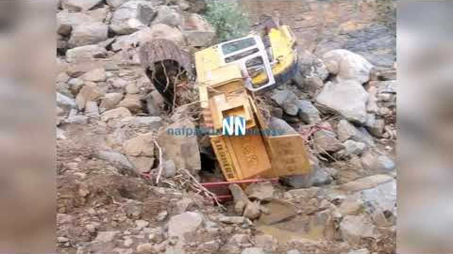 ΜΜακύνεια : Τα ορμητικά νερά παρέσυραν εκσκαφέα.Φωτο-Βίντεο