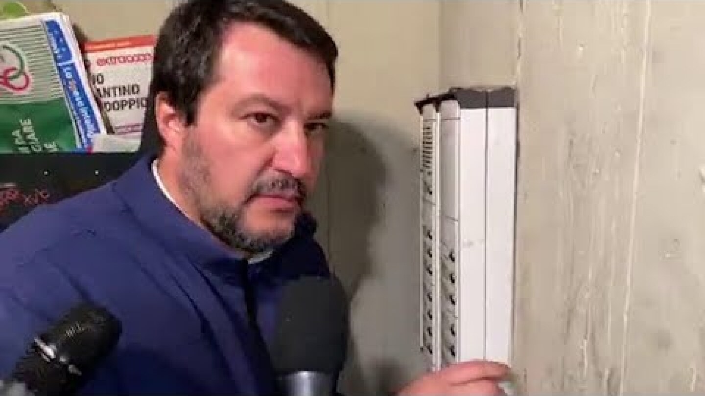 Salvini citofona a casa di un tunisino: "Lei spaccia?"