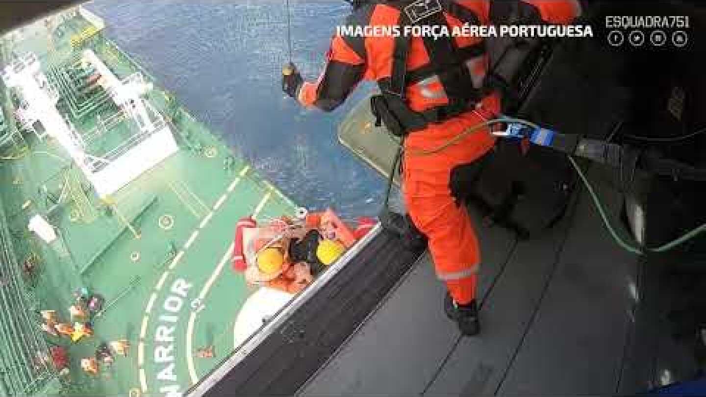 Helicóptero da Força Aérea resgata 22 tripulantes de navio após incêndio a bordo