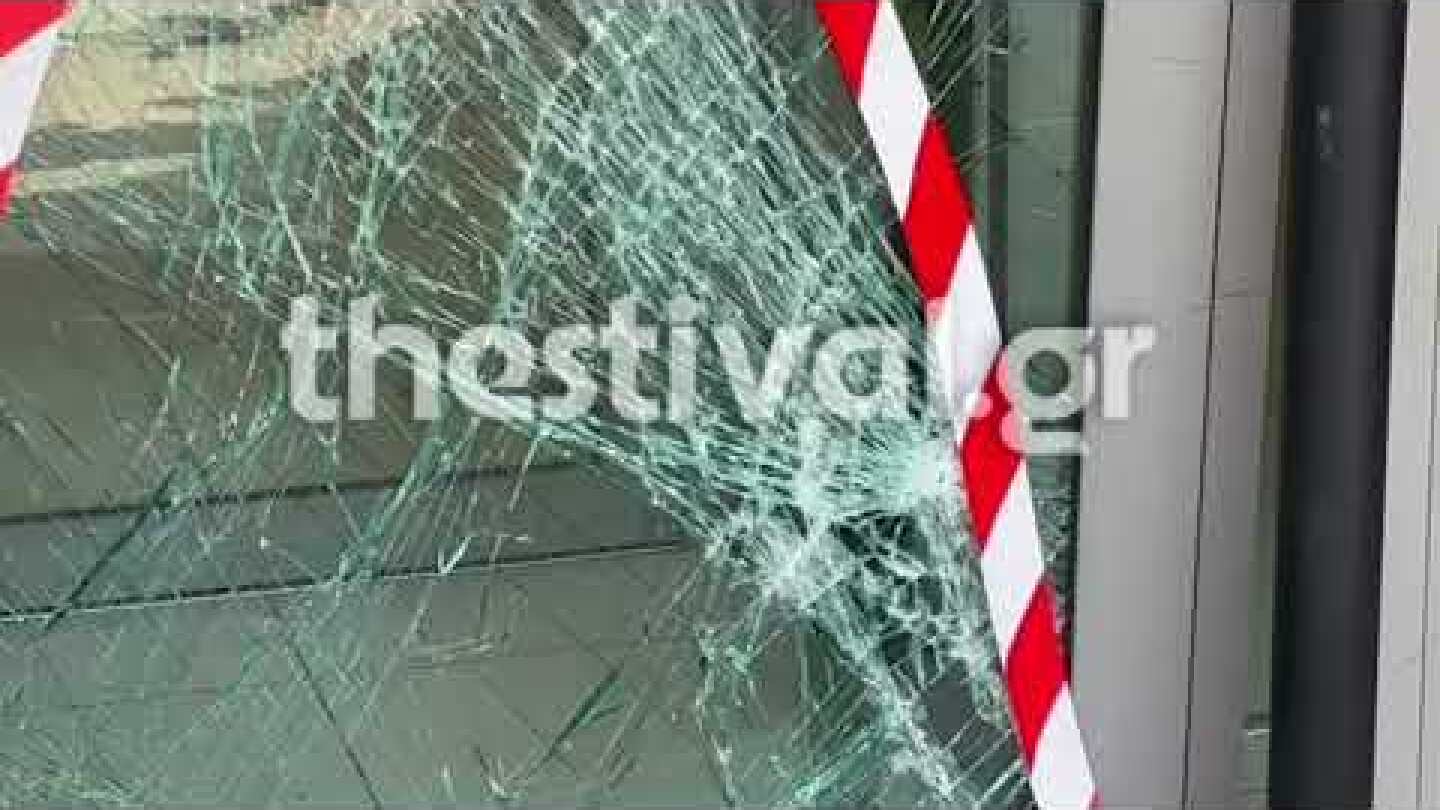 Thestival.gr Ηλικιωμένος έριξε το ΙΧ του σε τράπεζα στη Θεσσαλονίκη 