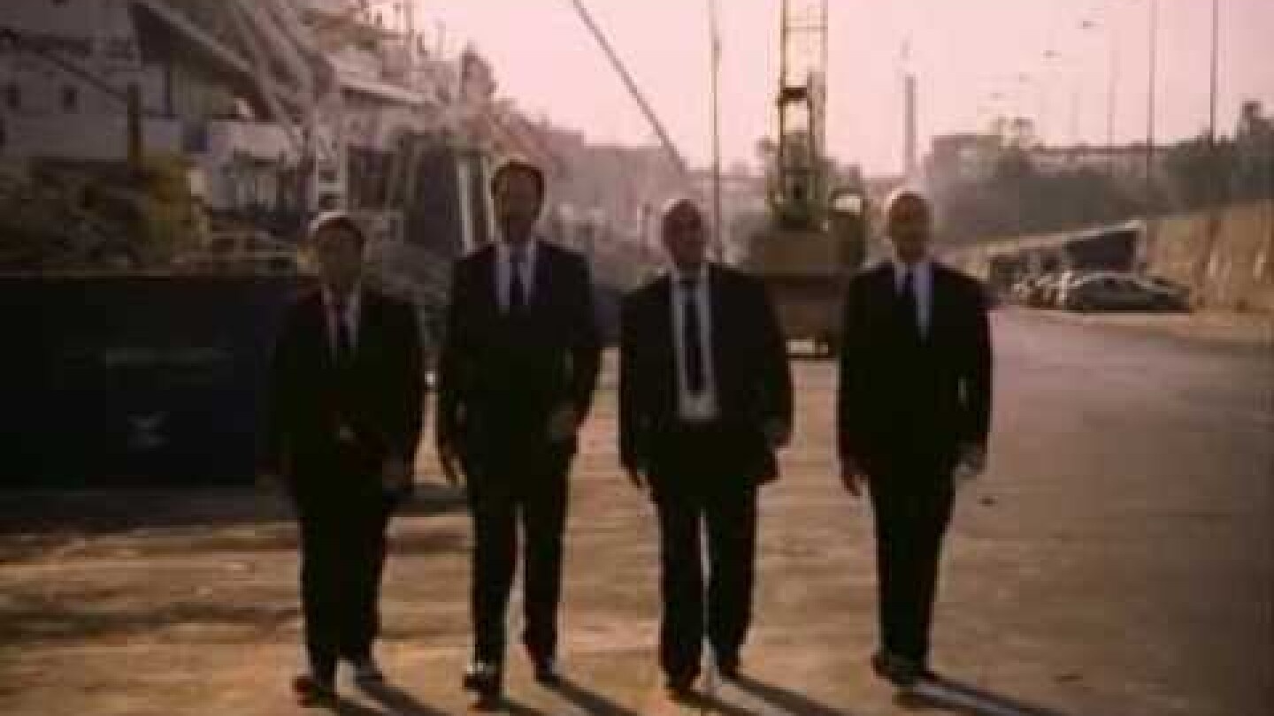 4 Μαύρα Κουστούμια - Trailer