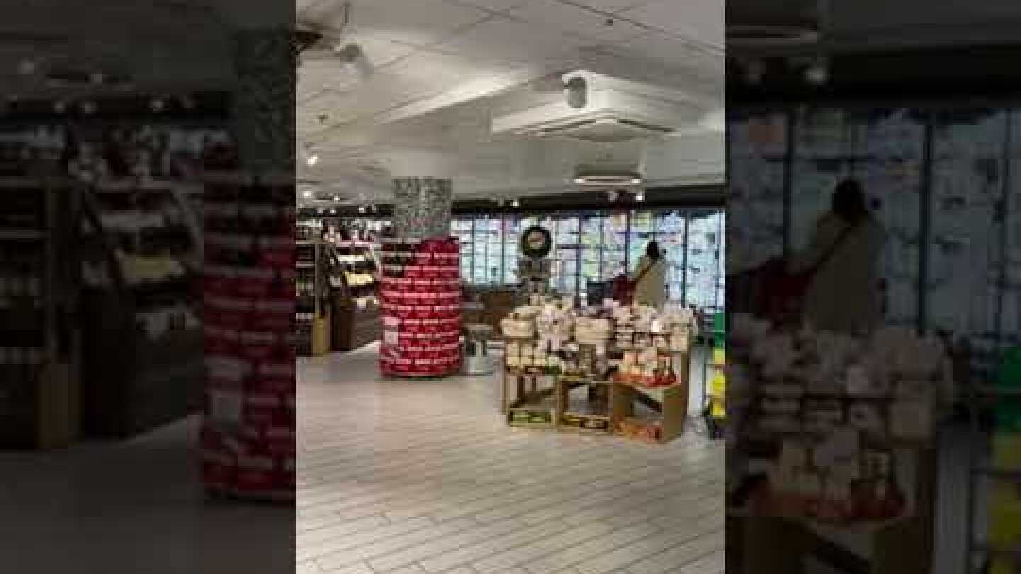 Πελάτες σε κατάστημα Μασούτης σε στάση προσοχής για τον εθνικό ύμνο