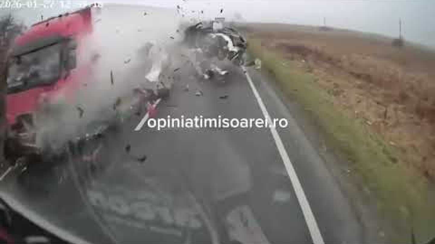 Momentul impactului a fost filmat. Carnagiu pe o șosea nu departe de Timișoara. 6 morți