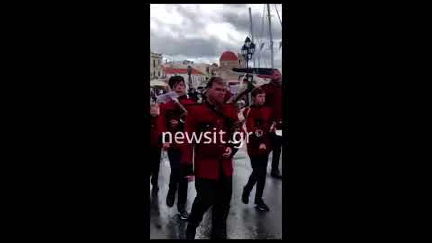 Παρέλαση χωρίς μάσκες στην Αίγινα